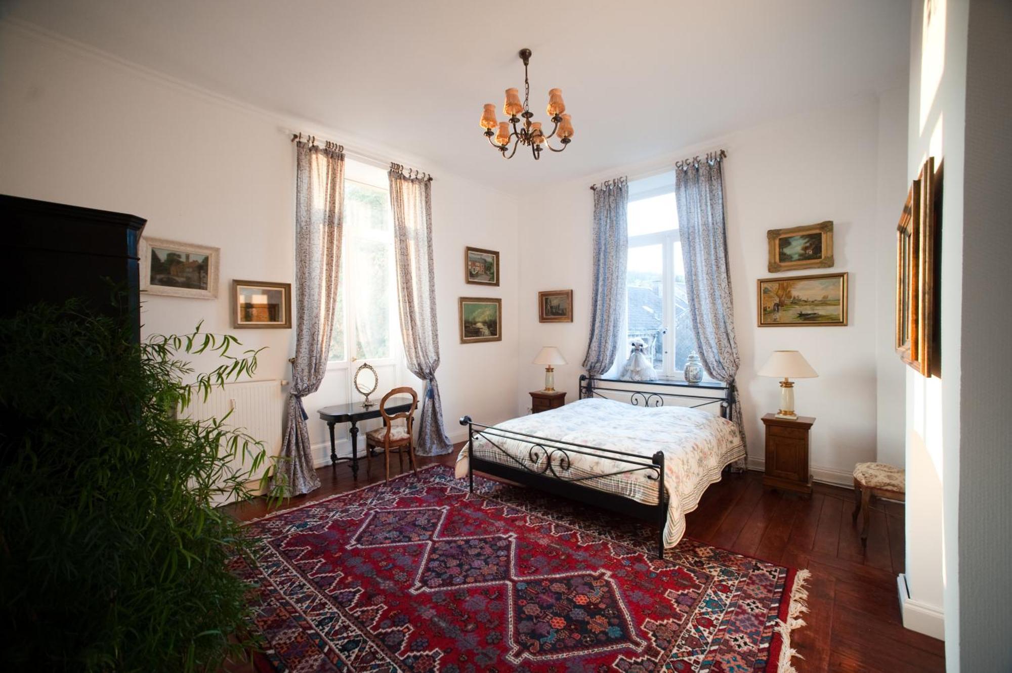 Chateau Neufays Theux Rom bilde