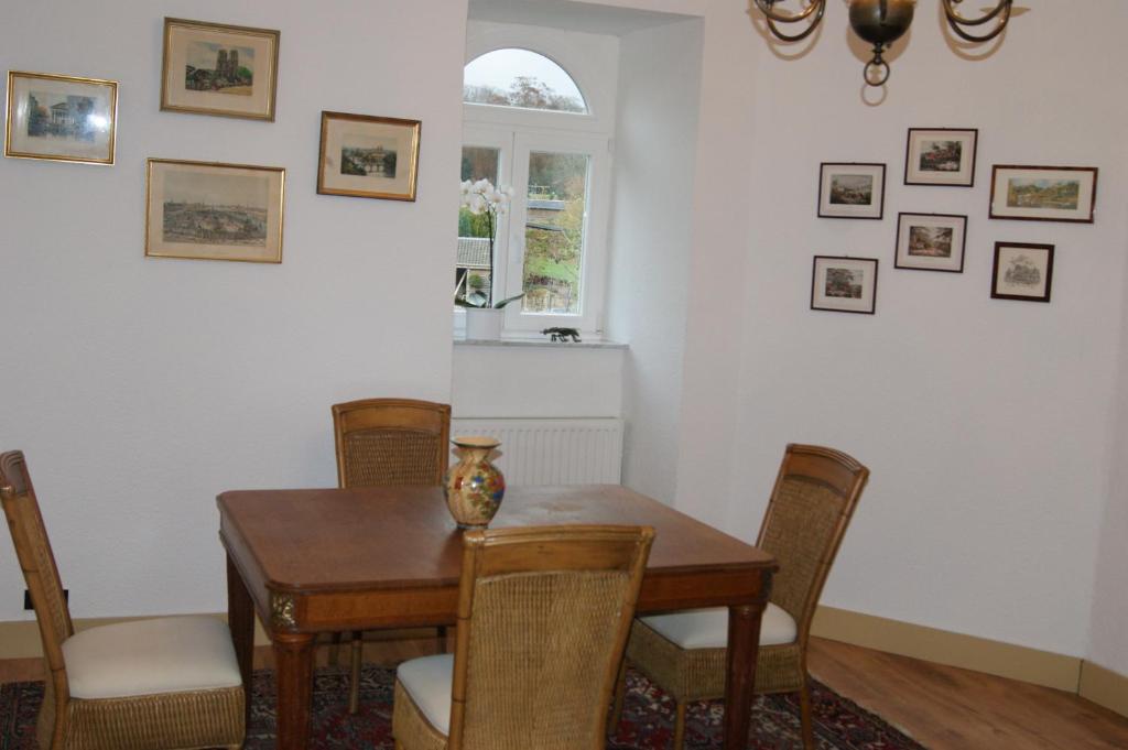 Chateau Neufays Theux Rom bilde